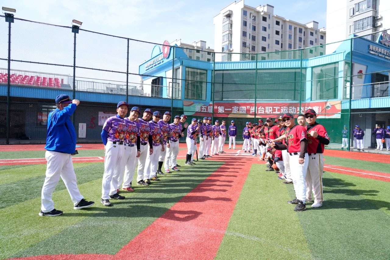 港队主场战新加坡，新加坡球员伤退时担架工作人员忍不住庆祝